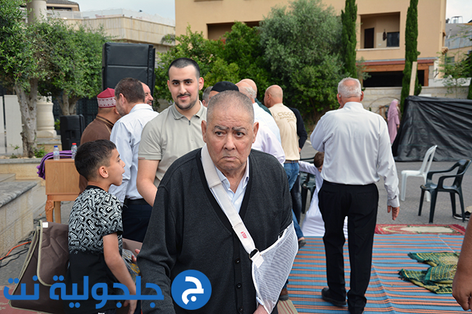 اهالي جلجولية يؤدون صلاة عيد الاضحى في ساحة مسجد الروضة في جلجولية 
